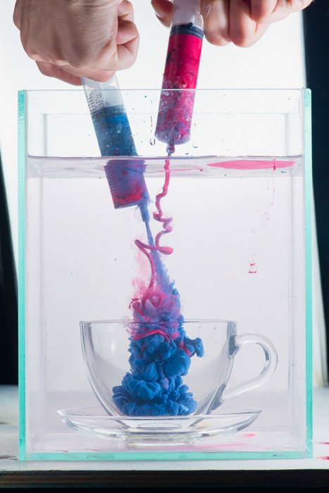 Снимок сверху смешивания красок для съемки цветных красок в воде