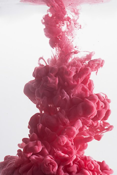 Розовое облако с использованием разноцветной краски в водной технике