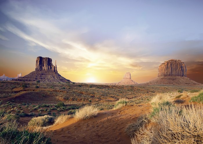 HDR изображение красивого пустынного пейзажа на закате, улучшенное с помощью программы hdr