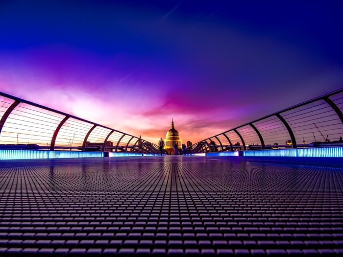 яркий снимок городского моста на закате, сделанный с помощью бесплатной программы hdr