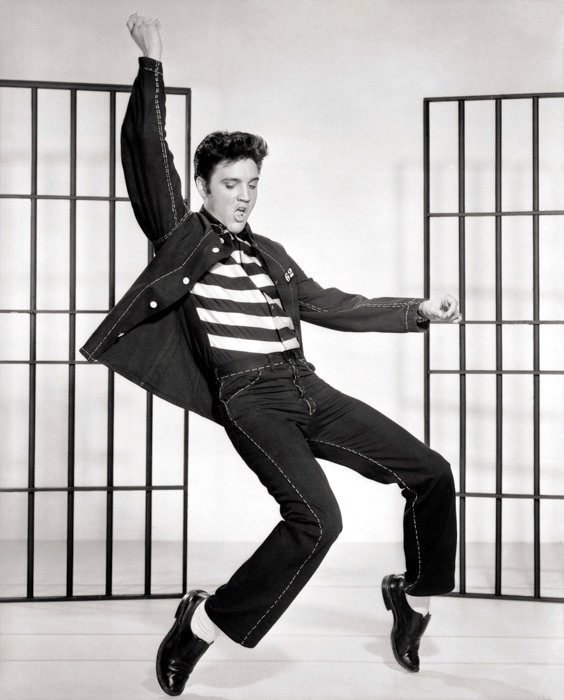 черно-белый винтажный портрет танцующего Элвиса
