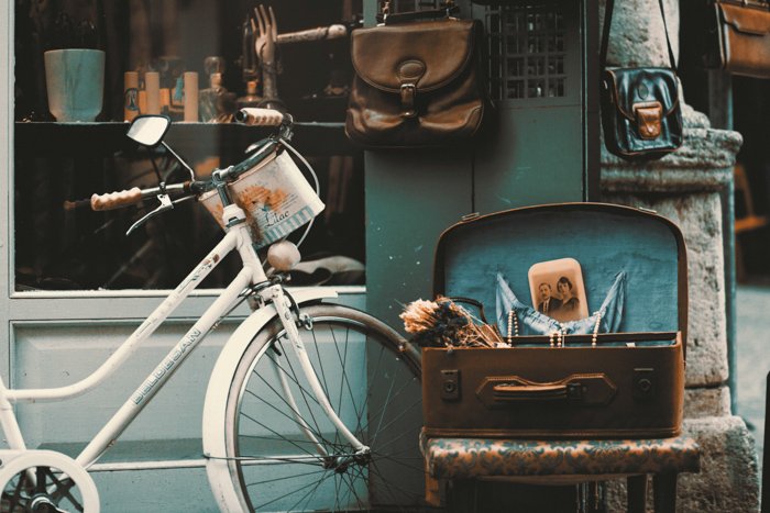 открытый натюрморт из антиквариата, такого как велосипед, кожаные сумки и фотографии - советы по винтажной фотографии