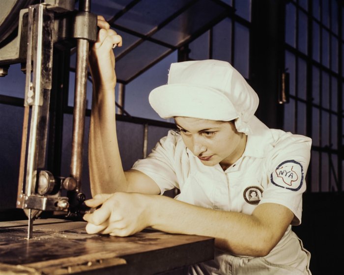 Цветная винтажная фотография работницы фабрики