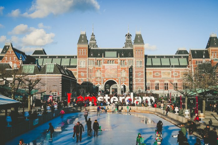 Знак I Amsterdam на фоне возвышающегося Рейксмузеума