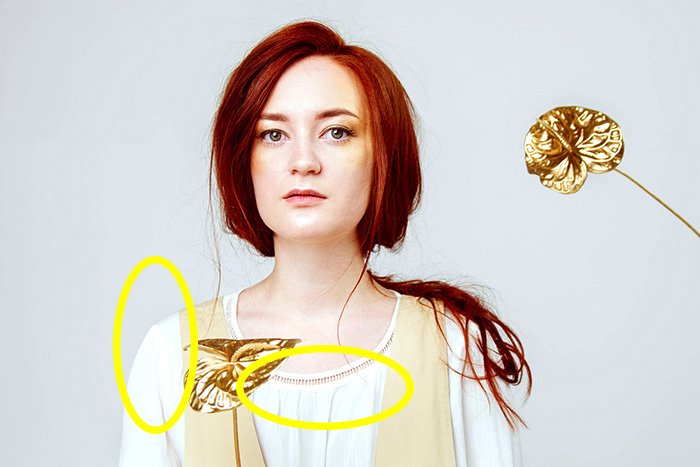 Студийный портрет женщины-модели с бликами, обведенными желтым
