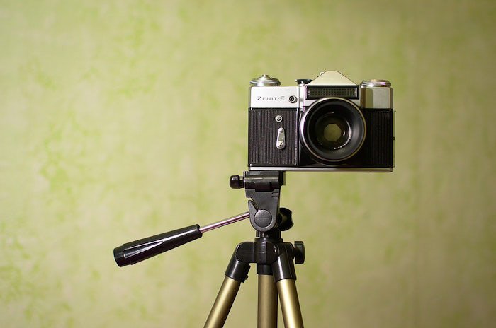 Крупный план электронной коммерческой фотографии старинной апертурной камеры на штативе