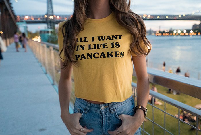 Смешной фотопортрет девушки в футболке с надписью 
