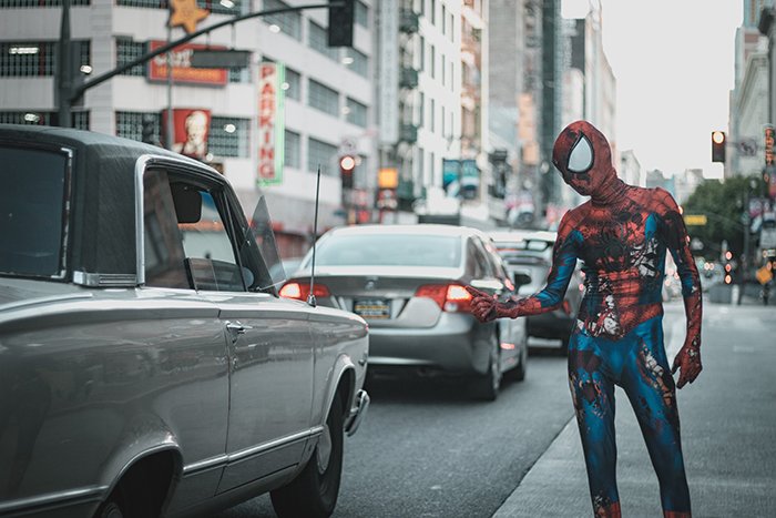 Забавный фотопортрет человека-паука, вызывающего такси