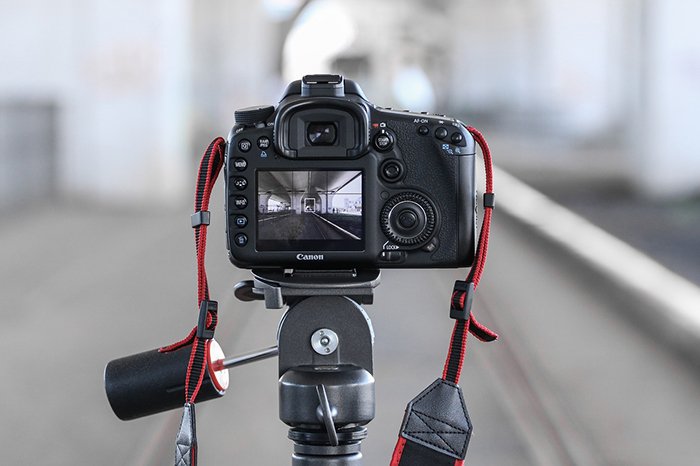 DSLR камера, установленная на штатив для съемки левитационной фотографии