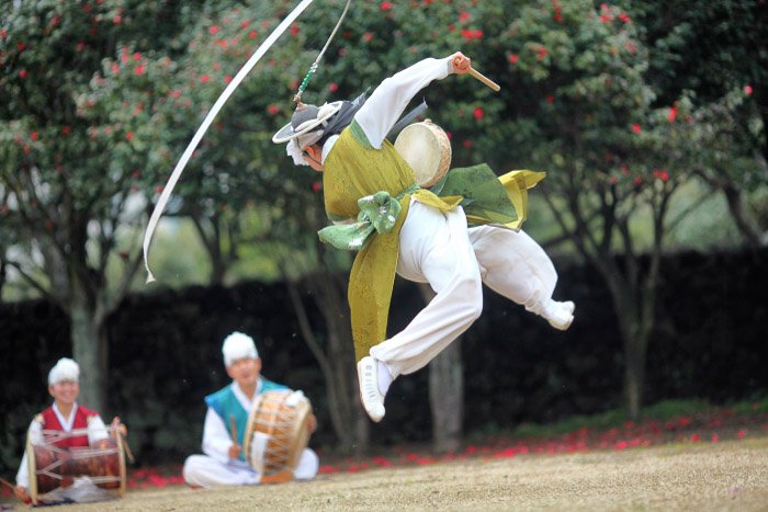 Традиционный танцор в воздухе - широкая и узкая апертура