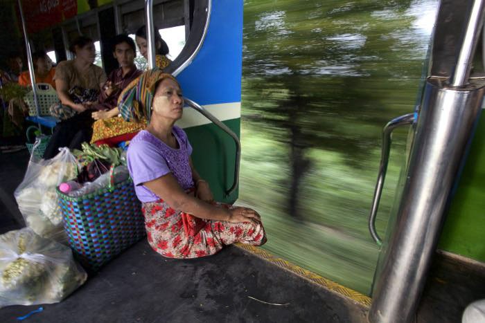 Женщина сидит в движущемся поезде - широкая и узкая апертура