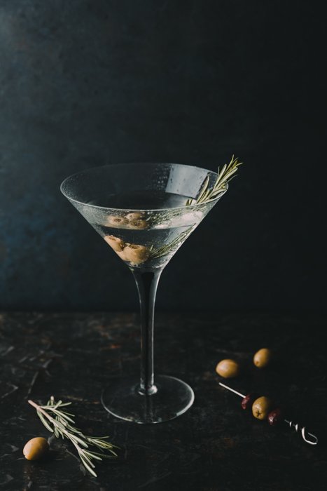 Стильная фотография коктейля мартини на темном фоне