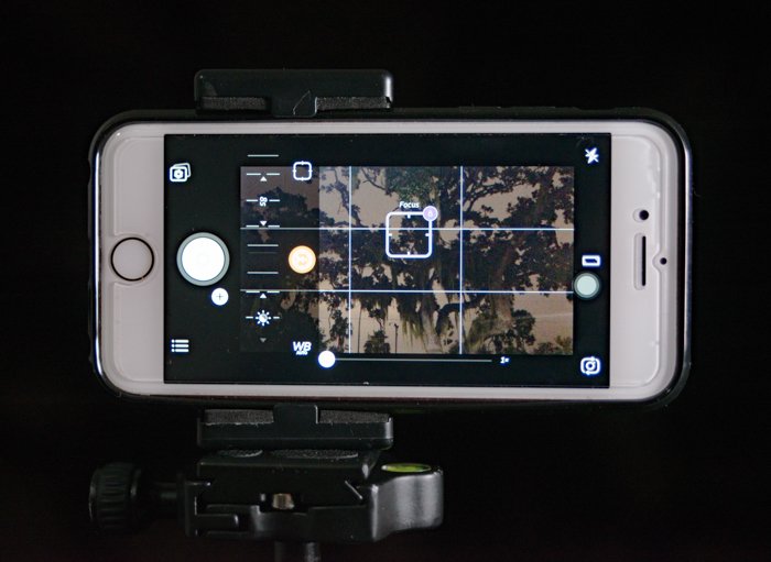 смартфон, установленный на штатив для съемки пейзажных фотографий