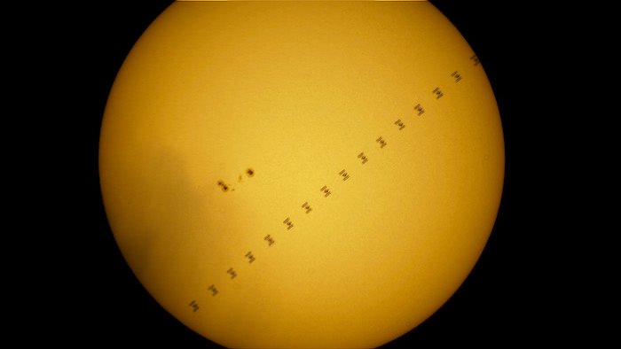 МКС проходит транзитом перед Солнцем, проходя рядом с группой солнечных пятен