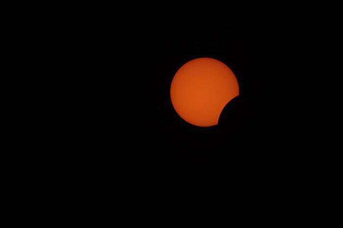 частичное солнечное затмение, когда Луна частично закрывает Солнце - солнечная фотография