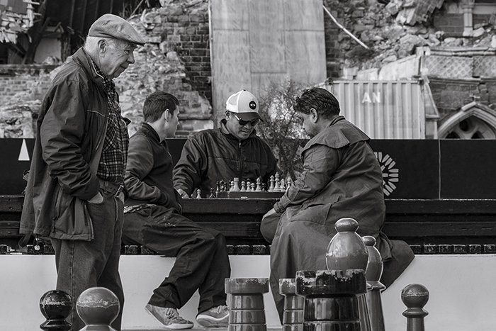 откровенное уличное фото людей, играющих в шахматы на улице