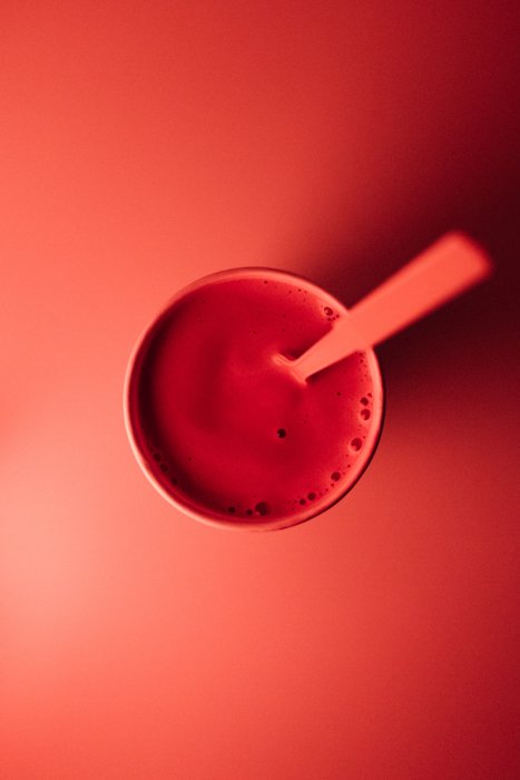 Красный тематический натюрморт напитка, снятый сверху, отредактированный с помощью hsl color lightroom