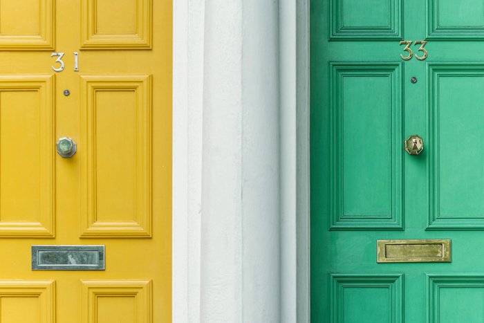 изображение двух дверей, желтой и зеленой