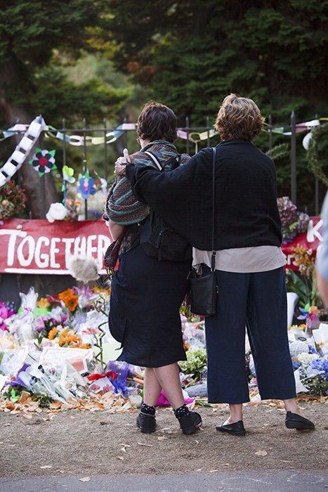 откровенное уличное фото двух женщин, утешающих друг друга у памятника