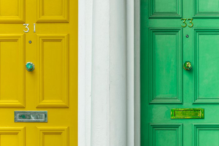 изображение двух дверей, желтой и зеленой