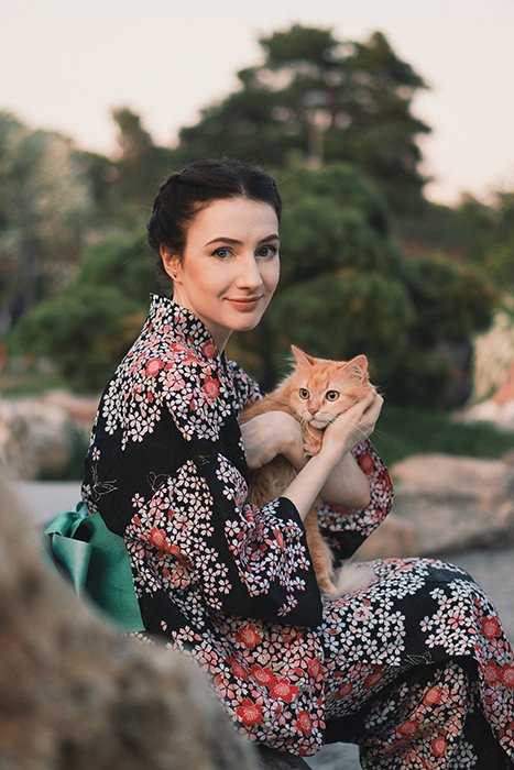 минималистский портрет женщины-модели, держащей кошку