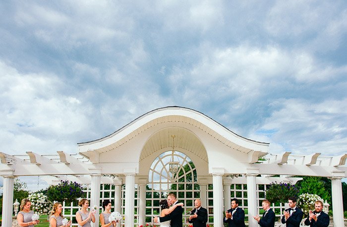 групповой снимок свадебной вечеринки на выездной свадебной фотосессии