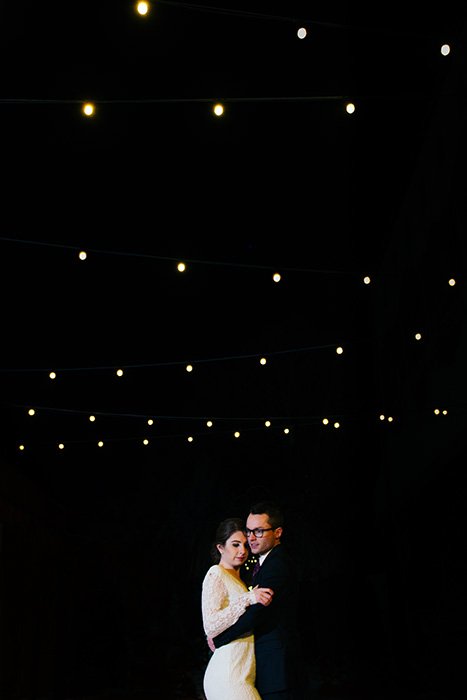 портрет молодоженов, танцующих на ночной свадьбе на открытом воздухе