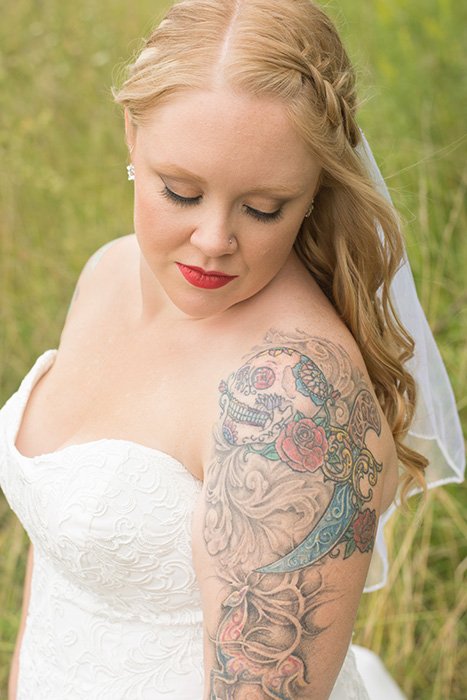 Крупный план свадебной фотографии на открытом воздухе портрет татуированной невесты