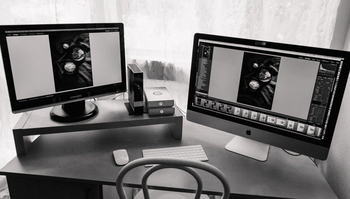 домашний офис фотографа с двумя экранами ноутбуков, открытыми в программе редактирования, показывающей, как профессионально печатать фотографии