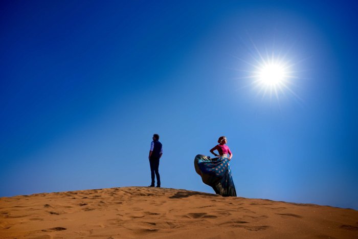 потрясающий портрет пары, позирующей в пустыне, снятый со вспышкой Profoto b10
