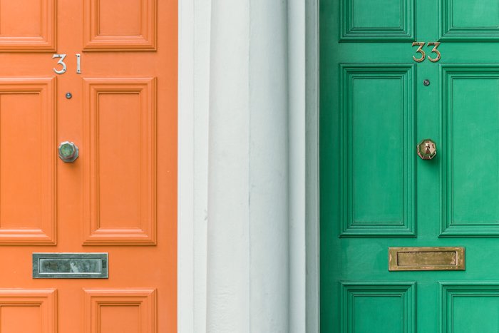 изображение двух дверей, оранжевой и зеленой