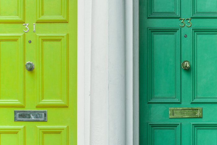 изображение двух дверей: ярко-зеленой и изумрудно-зеленой