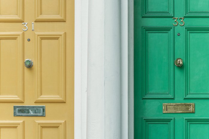 изображение двух дверей: горчично-желтой и зеленой