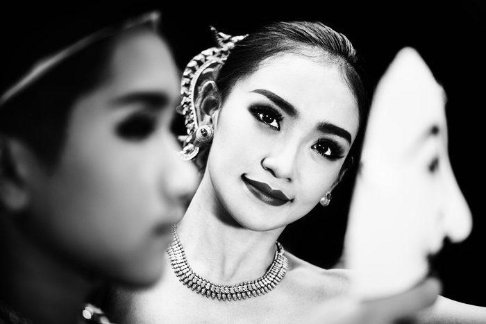 контрастный портрет красивой тайской танцовщицы
