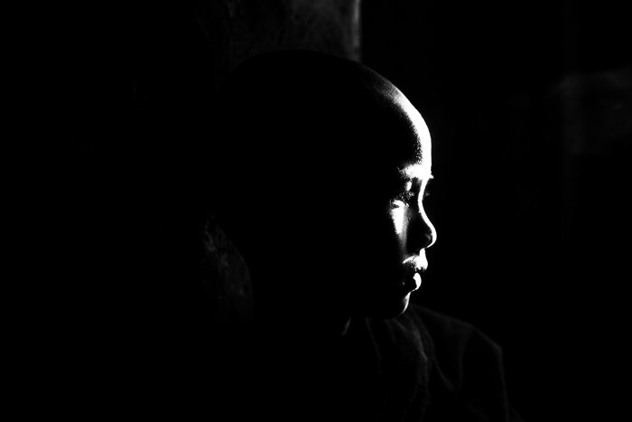 Атмосферный портрет монаха с использованием отраженного света, падающего на лицо
