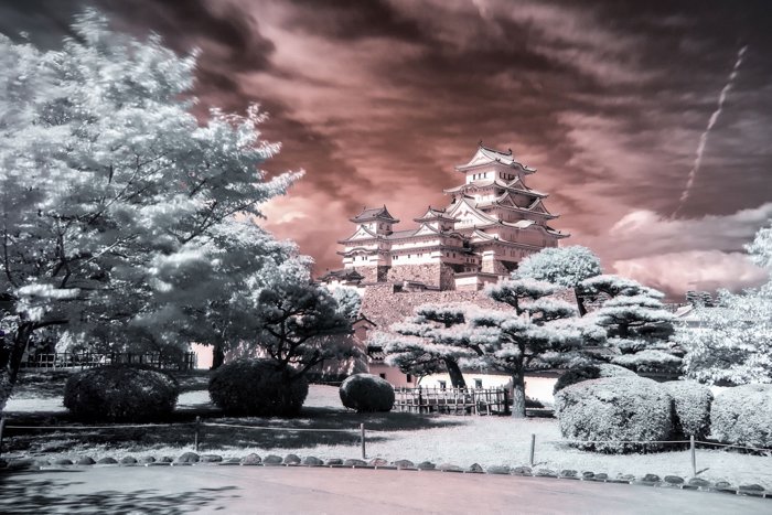 Фотография пейзажа и храма в азиатском стиле в инфракрасном свете