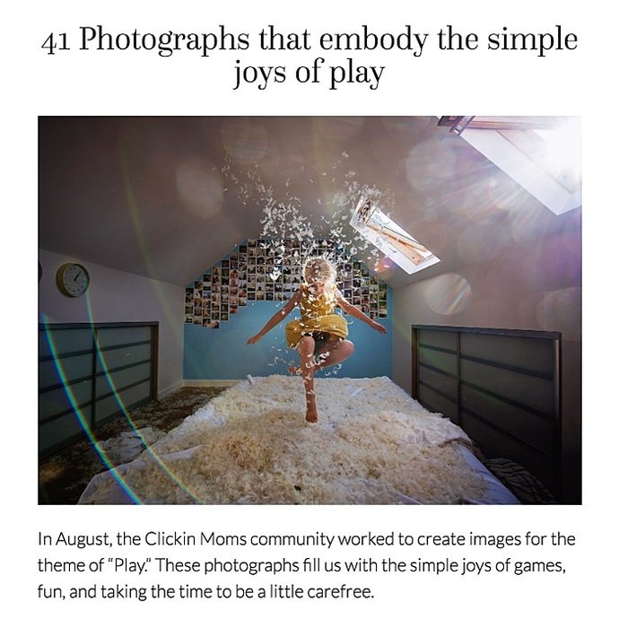 Фотография девушки, прыгающей на кровати с перьями в воздухе