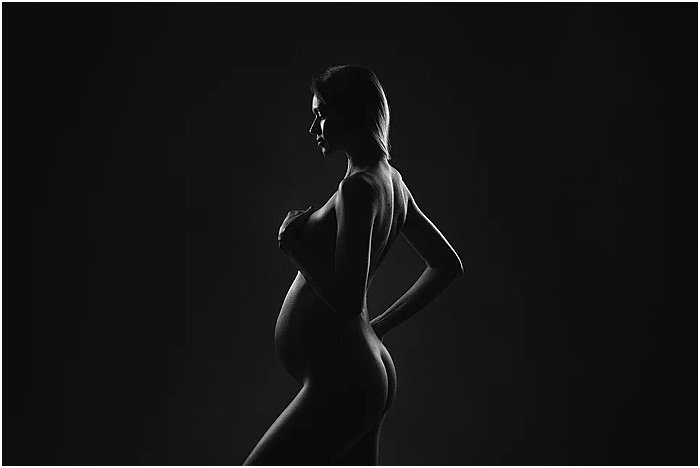 Черно-белая фотография беременной женщины работы Донателлы Николини