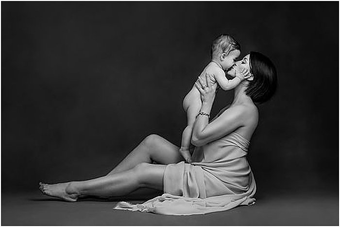 Черно-белая фотография матери и ее ребенка работы Донателлы Николини