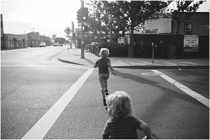 Черно-белая фотография детей, бегущих по улице