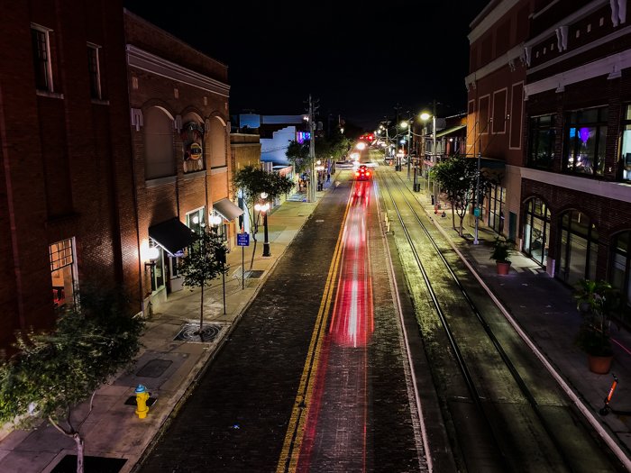 Ночная фотография пустой улицы с длинной выдержкой