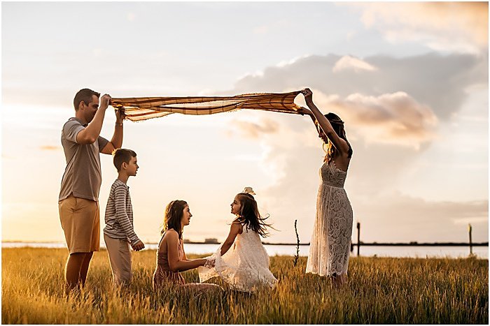 Фотография семьи на природе на закате от Lennon Photography