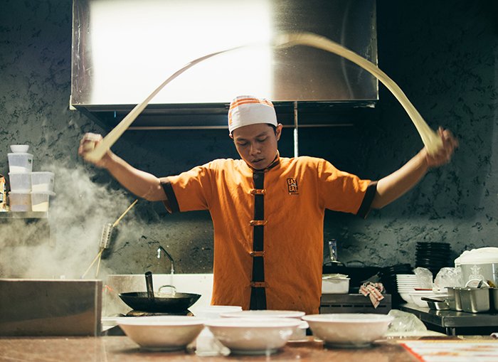 Motion blur фото азиатского повара