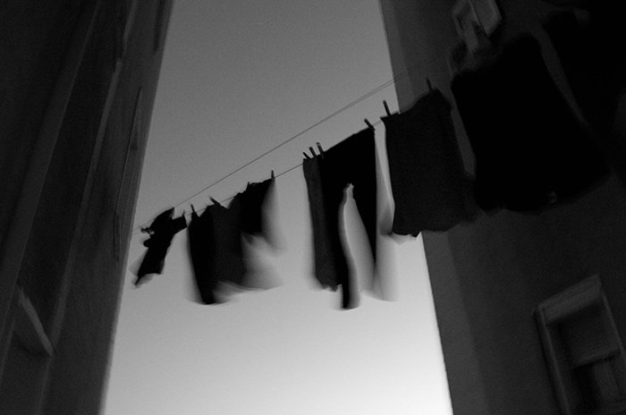 Motion blur фото висящей одежды, перемещаемой ветром