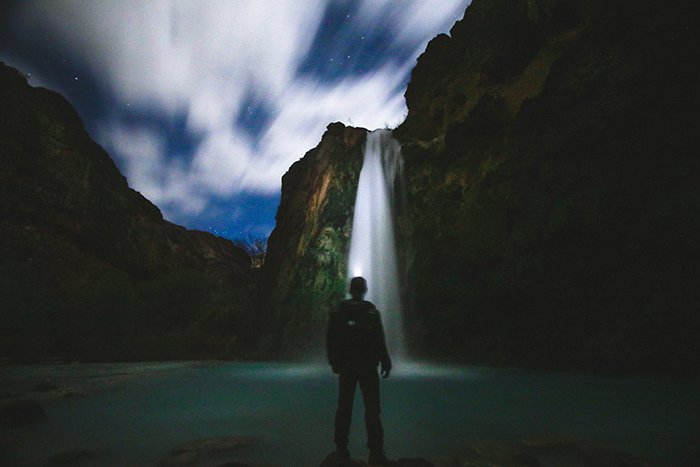 Motion blur фото водопада в ночное время