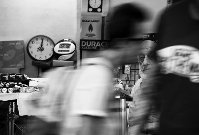 Motion blur фото людей в магазине