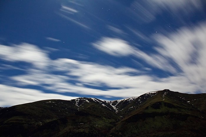 Motion blur фото движущихся облаков в небе