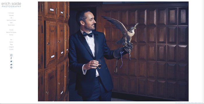 Фотография элегантно одетого мужчины-модели с соколом в руке работы Эриха Сайде