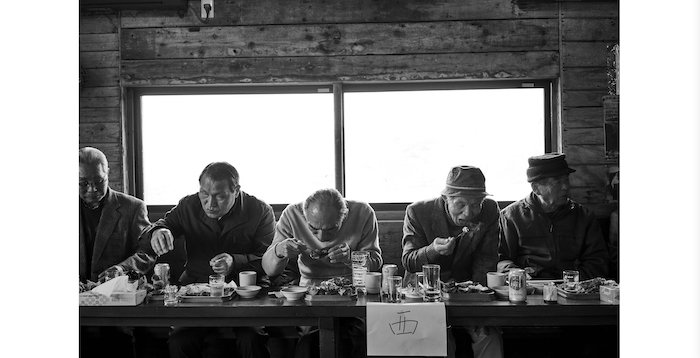 Черно-белая фотография пожилого мужчины, который ест за столом, автор Gentl & Hyers