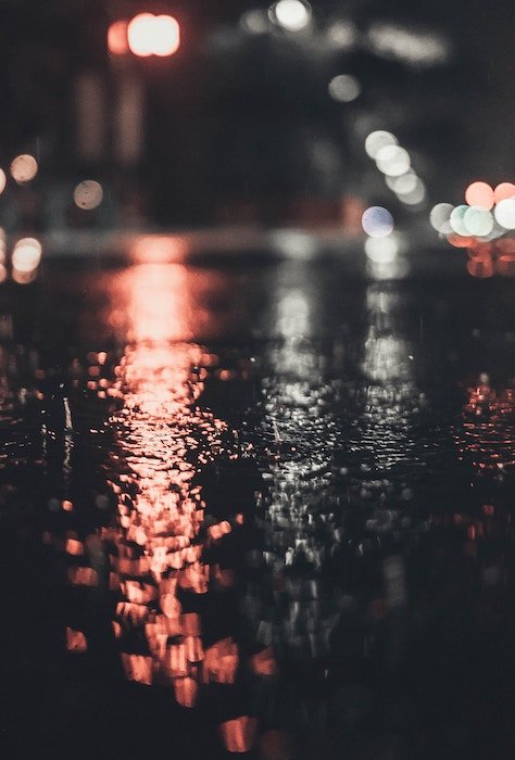 Фотография отражения света на мокром асфальте